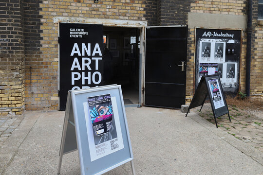 Eingang zur Kunstausstellung Analog Art Photography mit Werbeaufstellern vor historischer Backsteinfassade der Pittlerwerke am 30.M&auml;rz 2025, Kreisfreie Stadt Leipzig, Sachsen, Deutschland
