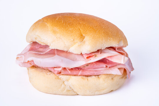 Classica merenda all'italiana, panino al latte con prosciutto cotto arrosto.