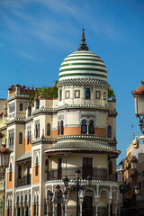 Obraz premium Architectural Elegance: A captivating building showcases intricate details, a blend of styles, and timeless beauty. This architectural masterpiece, with its ornate facade and unique dome.