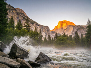 Obraz premium Majestic Granite Peaks and Rushing River Surge
