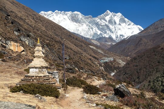 Stupa Shomare village Mount Everest Lhotse peak