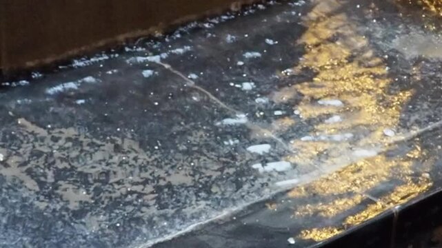 水盤に滴る水の動きを捉えた静かな水景