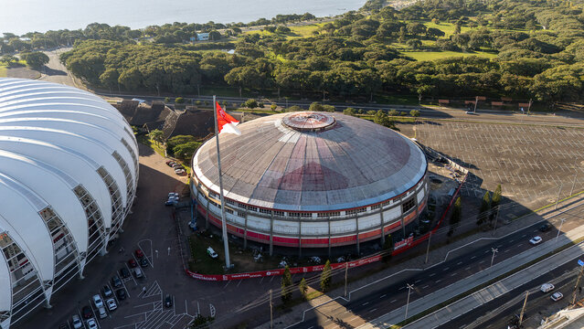 Gin&aacute;sio Gigantinho com bandeira do Internacional, Porto Alegre, Brasil, 30 de Abril de 2026