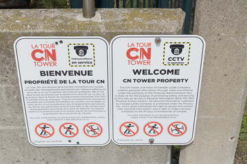 Naklejka premium French and English welcome signs at La Tour CN Tower, 290 Bremner Blvd, Toronto