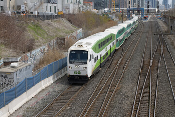 Naklejka premium westbound Go Train approaching Dufferin Gate, Toronto