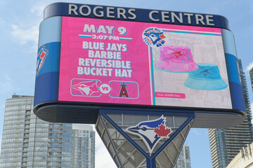 Naklejka premium Gardiner / Rogers Centre LED Pylon with baseball game promotion for the Toronto Blue Jays (digital billboard located at Bremner Blvd and Rees St) - May 9