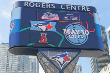 Naklejka premium Gardiner / Rogers Centre LED Pylon with baseball game promotion for the Toronto Blue Jays (digital billboard located at Bremner Blvd and Rees St) - May 10