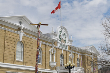 Naklejka premium roofline of Press Building, designed by George Wallace Gouinlock, 1905, Exhibition Place, Toronto (with The Unity Pole by Kris Nahrgang)