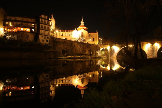 Ville de Amarante de nuit au Portugal