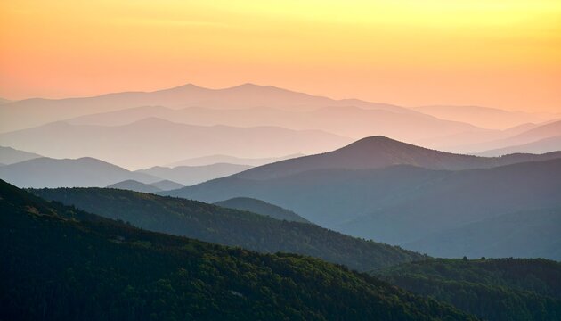 Paisaje de monta&ntilde;as al atardecer con capas de colinas y cielo c&aacute;lido en tonos dorados