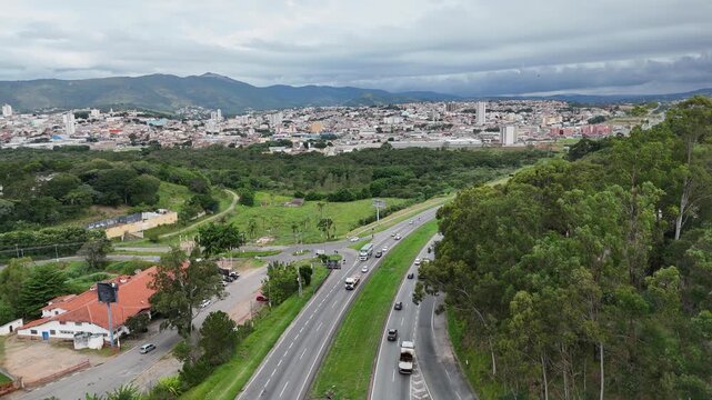 Explore Atibaia do alto! Imagens a&eacute;reas em 4K da Pedra Grande, natureza exuberante e paisagens do interior de SP. O melhor do turismo e vista panor&acirc;mica de drone. #Atibaia #fern&atilde;odias #DroneInterior