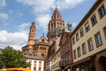 Obraz premium Mainz Cathedral (Hoher Dom St. Martin), historic Romanesque cathedral with sandstone towers and Baroque architectural details. Germany