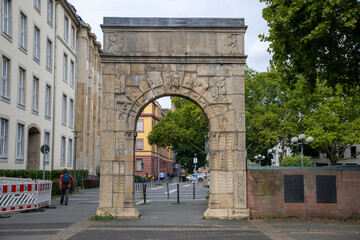 Fototapeta premium Mainz, Rhineland-Palatinate, Germany – August 27, 2025: The historic Dativius Victor Arch (Dativius-Victor-Bogen), a reconstructed Roman stone arch dating to the 3rd century AD, stands as an important