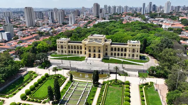 Marco da Independ&ecirc;ncia: Arquitetura Neocl&aacute;ssica do Museu Paulista vista por drone - Aerial view of Ipiranga Museum and French gardens, Sao Paulo Brazil - 4K drone footage