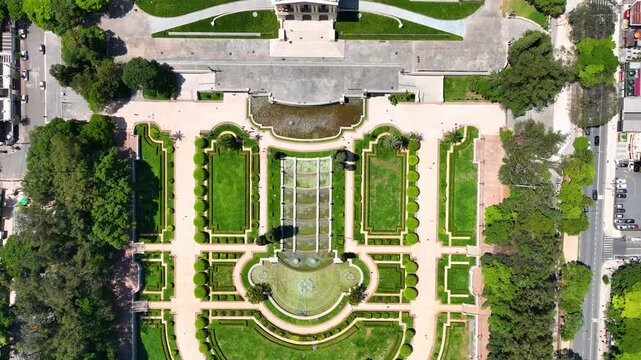 Marco da Independ&ecirc;ncia: Arquitetura Neocl&aacute;ssica do Museu Paulista vista por drone - Aerial view of Ipiranga Museum and French gardens, Sao Paulo Brazil - 4K drone footage