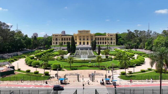 Marco da Independ&ecirc;ncia: Arquitetura Neocl&aacute;ssica do Museu Paulista vista por drone - Aerial view of Ipiranga Museum and French gardens, Sao Paulo Brazil - 4K drone footage