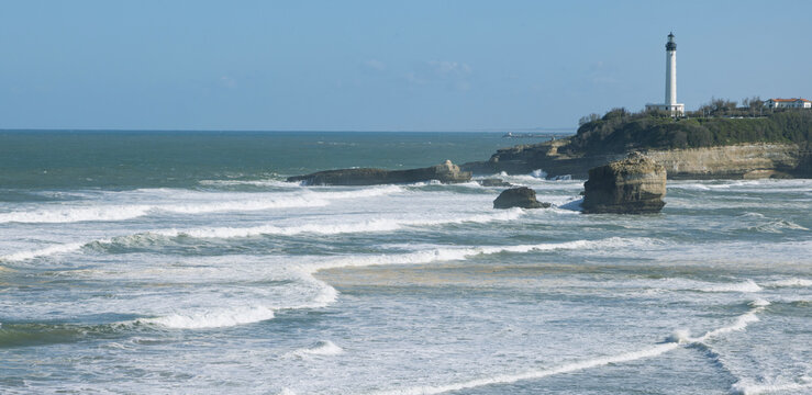 La pointe Saint Martin et la grande plage &agrave; Biarritz en France	