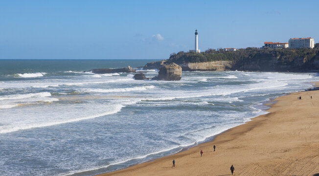 La pointe Saint Martin et la grande plage &agrave; Biarritz en France	