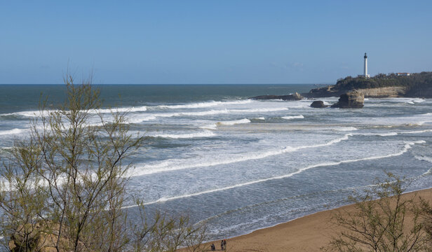 La pointe Saint Martin et la grande plage &agrave; Biarritz en France	