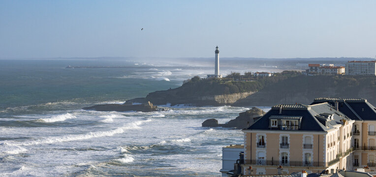 La pointe Saint Martin et la grande plage &agrave; Biarritz en France	