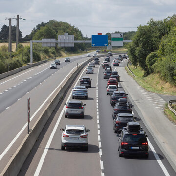 Embouteillage au retour de vacances sur une autoroute	