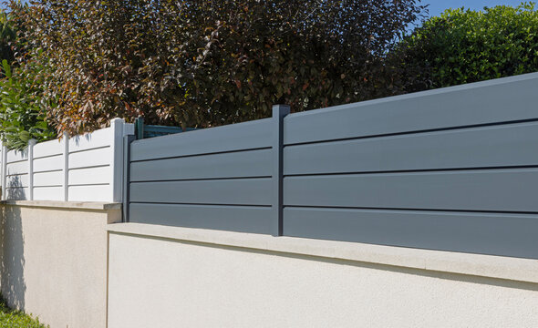 Palissade d'un jardin en aluminium gris et blanc