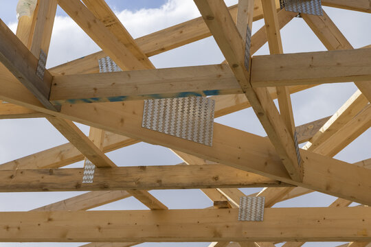 Construction d'une charpente en bois d'une maison	