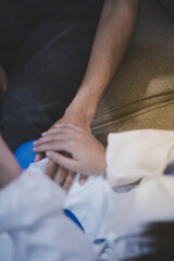 Obraz premium A doctor is holding hands with an elderly patient.
