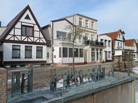 warnem&uuml;nde, deutschland - 20.02.2026 - umgangsbrunnen 