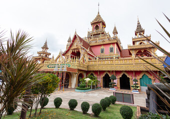 Obraz premium SISAKET, THAILAND - NOVEMBER 7, 2013: A high-quality photograph of Phra That Ruang Rong, a unique and prominent temple in Sisaket province.