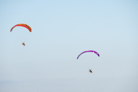 Cabo Frio, Brasil - Personas volando en parapente sobre el mar.