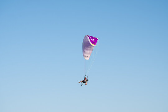 Cabo Frio, Brasil - Personas volando en parapente sobre el mar.