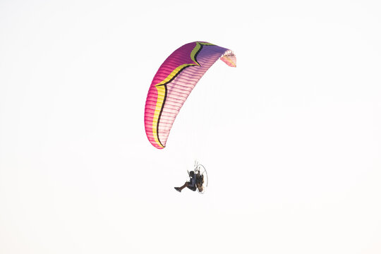 Cabo Frio, Brasil - Personas volando en parapente sobre el mar.