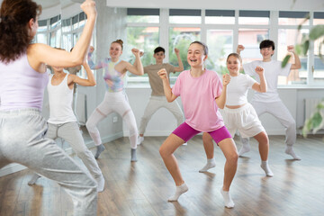 Fototapeta premium Group of boys and girls rehearsing dancehall dance in studio