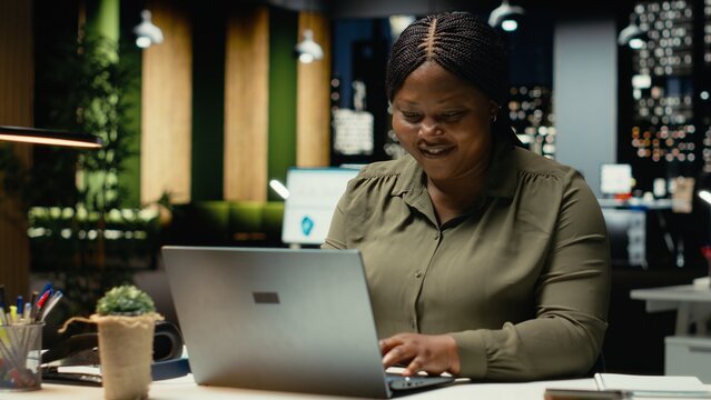 Black businesswoman making a brilliant discovery with originality, finding an ingenious clever method to help with business development. Enlightenment, eureka sign with finger up. Camera B.