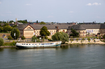 Naklejka premium Scenic view of the Rhine River with the Theodor Heuss Bridge crossing the water near Mainz city center. Mainz, Rhineland-Palatinate, Germany