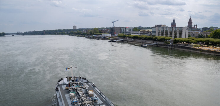 Scenic view of the Rhine River with the Theodor Heuss Bridge crossing the water near Mainz city center. Mainz, Rhineland-Palatinate, Germany