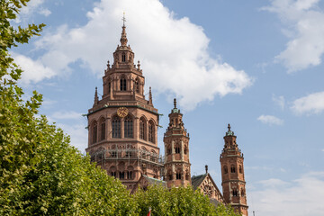 Obraz premium Mainz Cathedral (Hoher Dom St. Martin), historic Romanesque cathedral with sandstone towers and Baroque architectural details. Germany