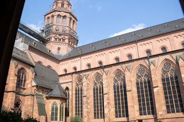 Obraz premium Mainz Cathedral (Hoher Dom St. Martin), historic Romanesque cathedral with sandstone towers and Baroque architectural details. Germany