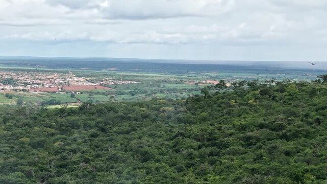 Panorama a&eacute;reo capturando a transi&ccedil;&atilde;o entre &aacute;reas rurais de cultivo, com destaque para planta&ccedil;&otilde;es de banana, e o centro urbano da cidade de Utinga, localizada na regi&atilde;o da Chapada Diamantina, Bahia.