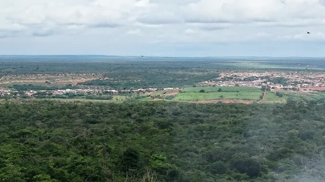 Panorama a&eacute;reo capturando a transi&ccedil;&atilde;o entre &aacute;reas rurais de cultivo, com destaque para planta&ccedil;&otilde;es de banana, e o centro urbano da cidade de Utinga, localizada na regi&atilde;o da Chapada Diamantina, Bahia.