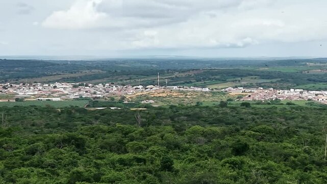 Panorama a&eacute;reo capturando a transi&ccedil;&atilde;o entre &aacute;reas rurais de cultivo, com destaque para planta&ccedil;&otilde;es de banana, e o centro urbano da cidade de Utinga, localizada na regi&atilde;o da Chapada Diamantina, Bahia.