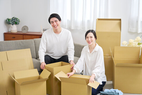 引っ越し　段ボールの前のカップル　ポートレート