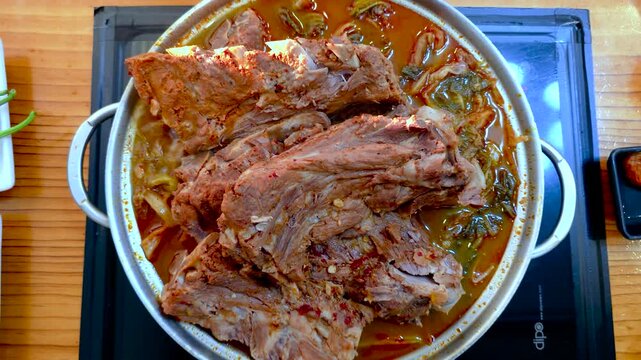 한국,음식,감자탕,뼈다귀해장국,돼지고기,Korea, food, gamjatang, bone broth, hangover soup, pork