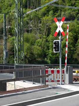Neubau Bahn&uuml;bergang - Sicherheit f&uuml;r Verkehr - Kreuzung mit Ampel, Andreaskreuz und Schranke