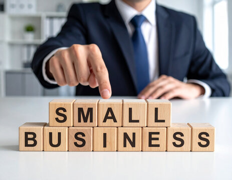 Small Business - Geschäftsmann zeigt auf den Text "Small Business"