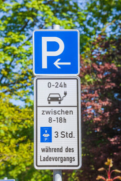 Verkehrsschild Parkplatz und Ladestation f&uuml;r Elektroautos, Deutschland