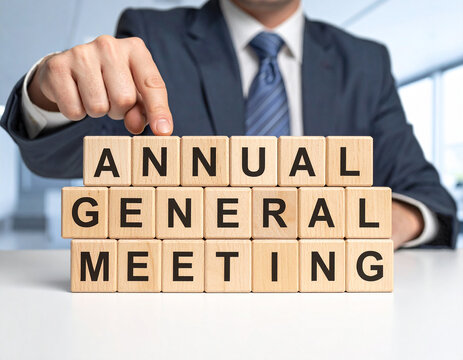 Annual General Meeting - Geschäftsmann zeigt auf den Text "Annual General Meeting"