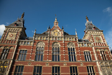 Obraz premium Amsterdam Centraal Railway Station Facade on a Sunny Day in Amsterdam, Netherlands