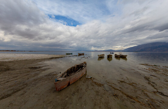 The lake is located at an altitude of approximately 800 meters and covers an area of ​​around 3500 hectares. It is fed by the B&uuml;y&uuml;k Menderes River, Karanlık Dere, and Kuti Stream.